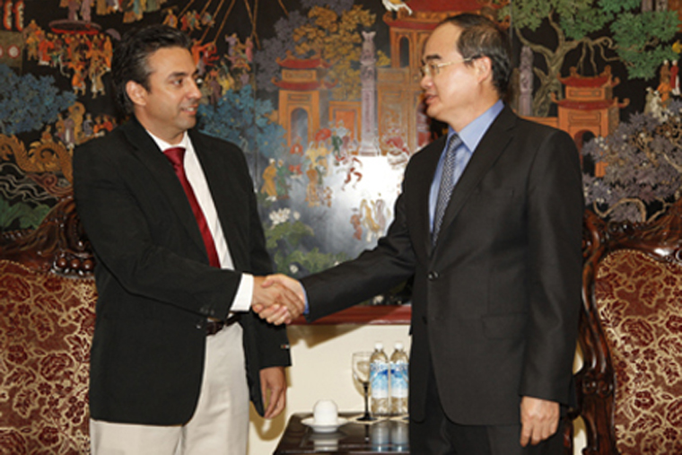 รองนายกรัฐมนตรีเหงียนเถียนเญินให้การต้อนรับรัฐมนตรีช่วยว่าการกระทรวงสื่อสารคิวบา